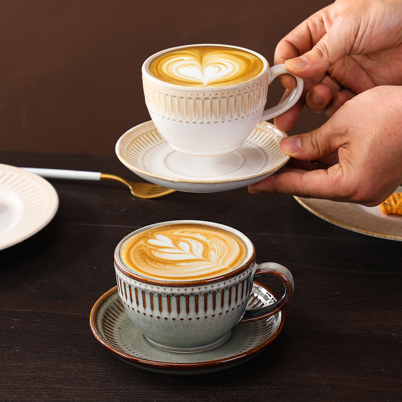 Set ceramice pentru cafea cu latte art și farfurioare pentru doi, stil retro, inspirație japoneză, lux discret retro