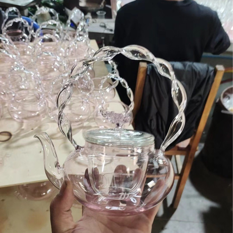 Ceainic din sticlă roz, lucrat manual, cu mâner ridicător, design floral-ierbăvar, sticlă borosilikată groasă, rezistentă la căldură