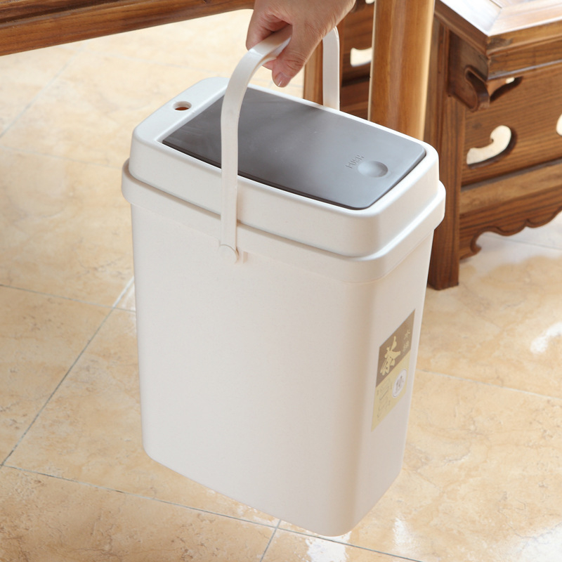Găleată de ceai din plastic cu mâner și compartimente separate pentru frunze de ceai și resturi – accesoriu pentru ceremonia ceaiului