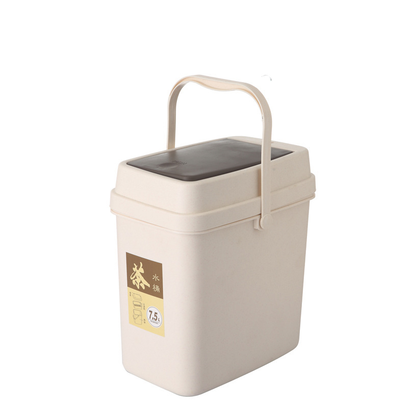 Găleată de ceai din plastic cu mâner și compartimente separate pentru frunze de ceai și resturi – accesoriu pentru ceremonia ceaiului