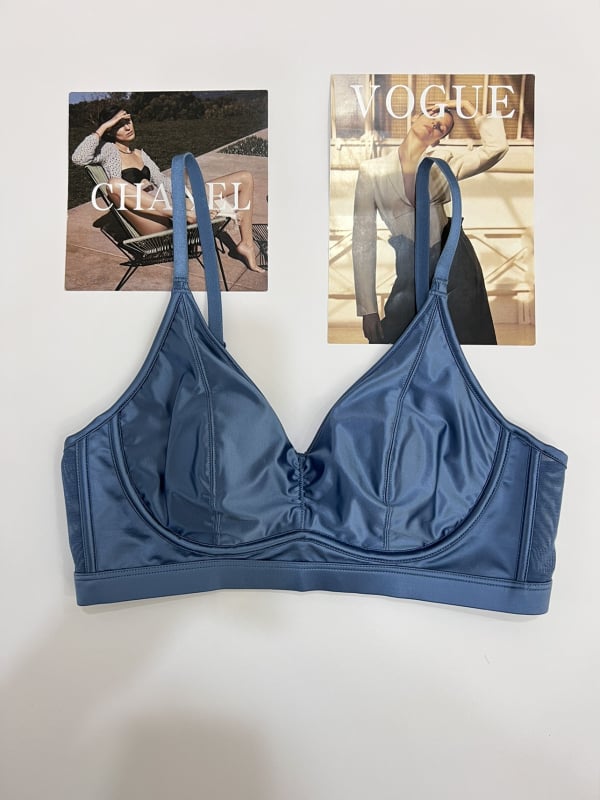Sutien fără cusături ultra-subțire, aspect satin-silky, cupe cu urechi de iepure, push-up, modelare a spatelui