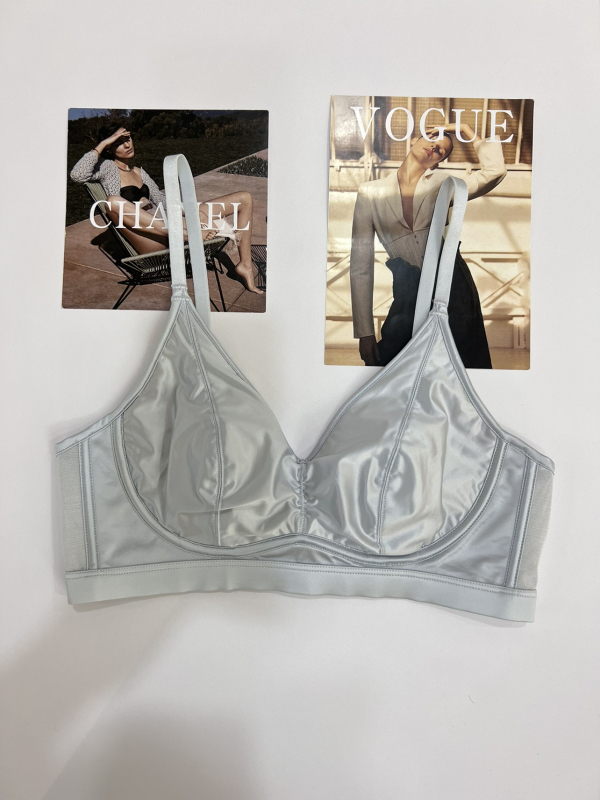 Sutien fără cusături ultra-subțire, aspect satin-silky, cupe cu urechi de iepure, push-up, modelare a spatelui