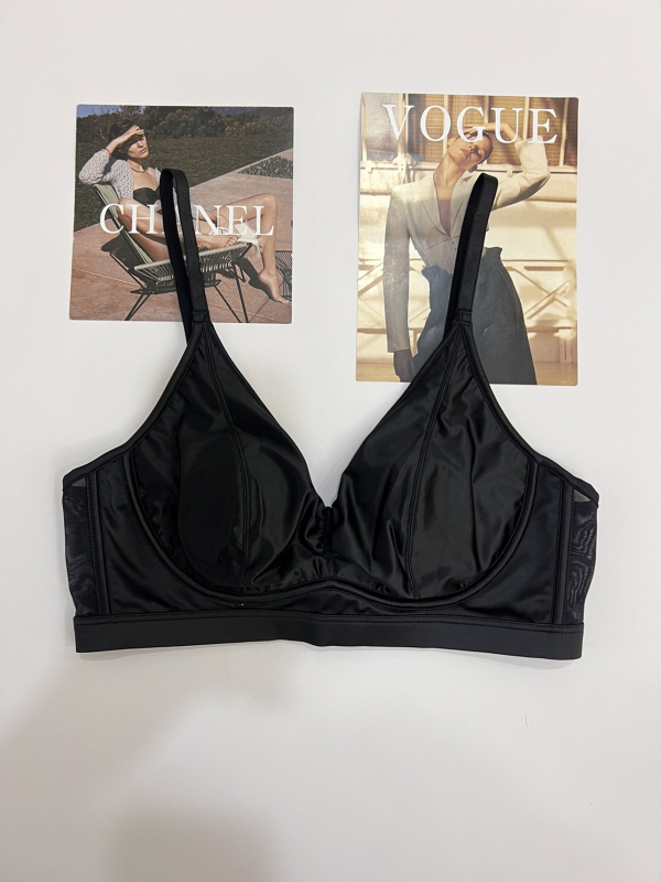 Sutien fără cusături ultra-subțire, aspect satin-silky, cupe cu urechi de iepure, push-up, modelare a spatelui