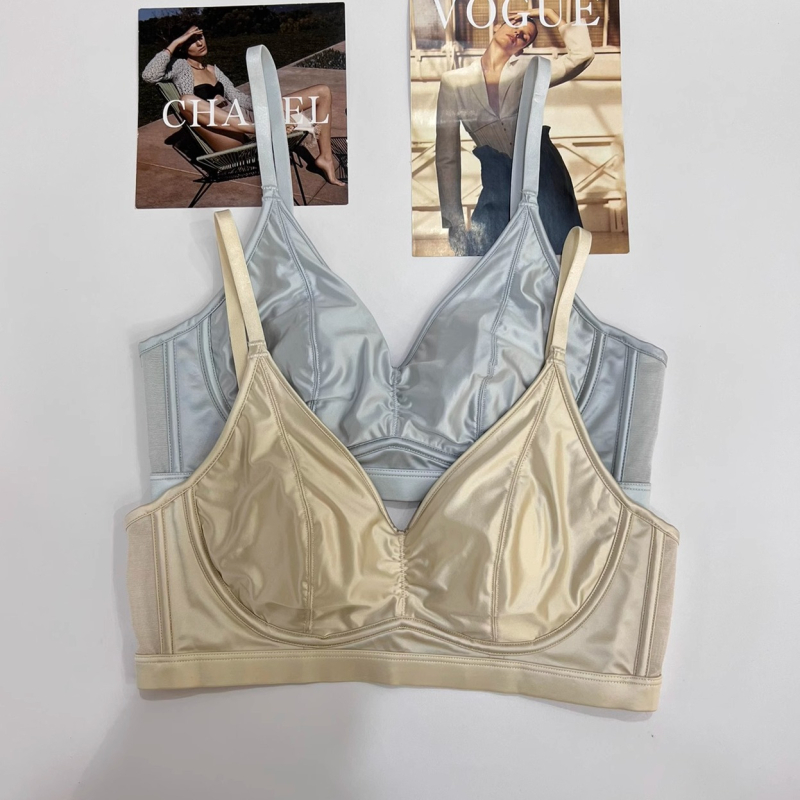Sutien fără cusături ultra-subțire, aspect satin-silky, cupe cu urechi de iepure, push-up, modelare a spatelui