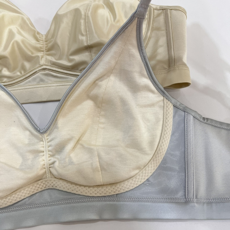 Sutien fără cusături ultra-subțire, aspect satin-silky, cupe cu urechi de iepure, push-up, modelare a spatelui