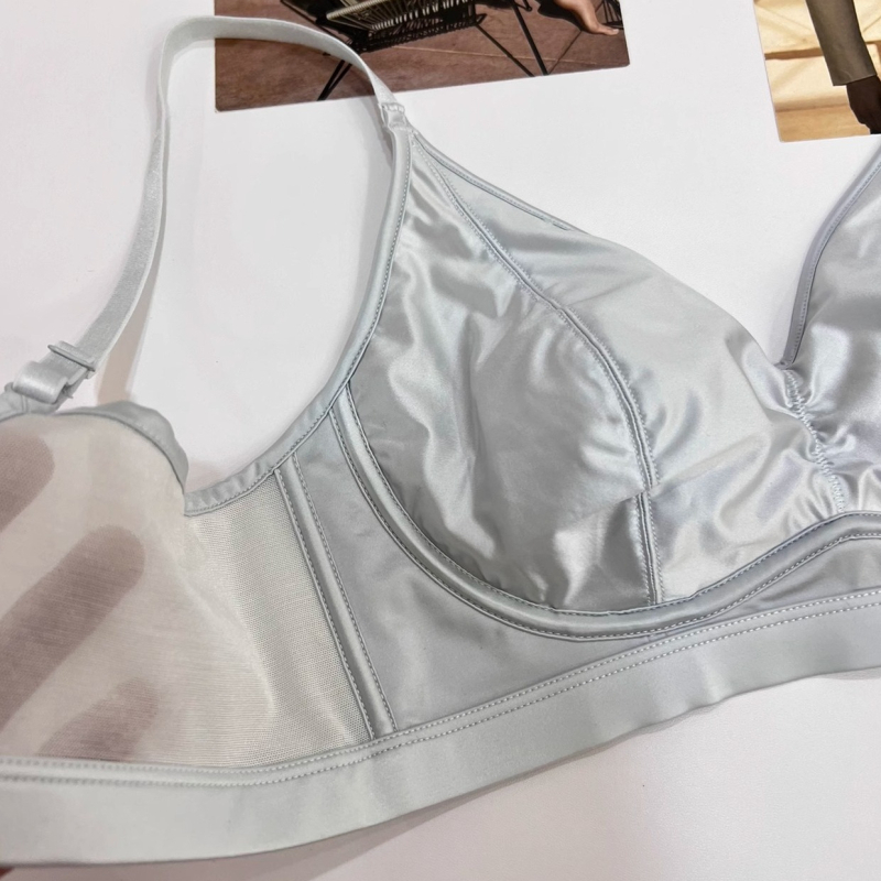 Sutien fără cusături ultra-subțire, aspect satin-silky, cupe cu urechi de iepure, push-up, modelare a spatelui