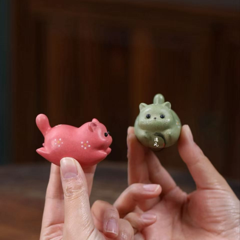 Animal de ceai din lut purpuriu Yixing — Pisicuță mică cu capac, figurină drăguță pentru accesorii de ceai și decorul mesei.