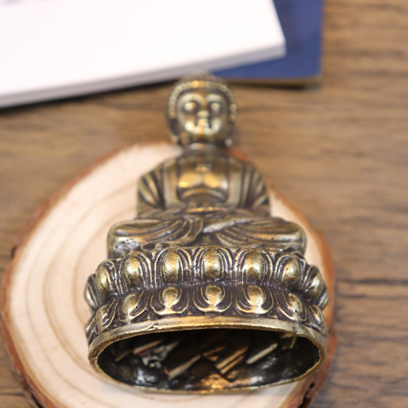Statui Buddha din alamă cu lotus – obiect decorativ pentru birou și casă