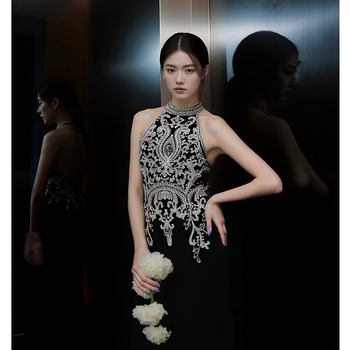 Rochie de seară neagră cu decolteu halter, elegantă și nobilă, din poliester, lungă, talie înaltă, fără mâneci; potrivită pentru logodnă, aniversări, banchete, evenimente corporative, recitaluri la pian și gazdă.