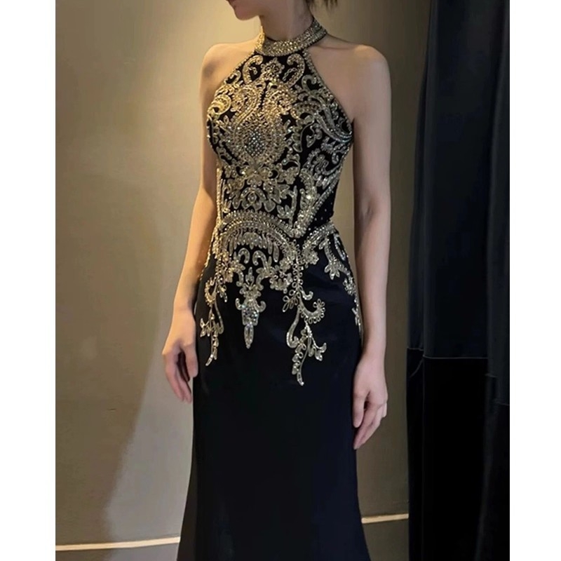 Rochie de seară neagră cu decolteu halter, elegantă și nobilă, din poliester, lungă, talie înaltă, fără mâneci; potrivită pentru logodnă, aniversări, banchete, evenimente corporative, recitaluri la pian și gazdă.