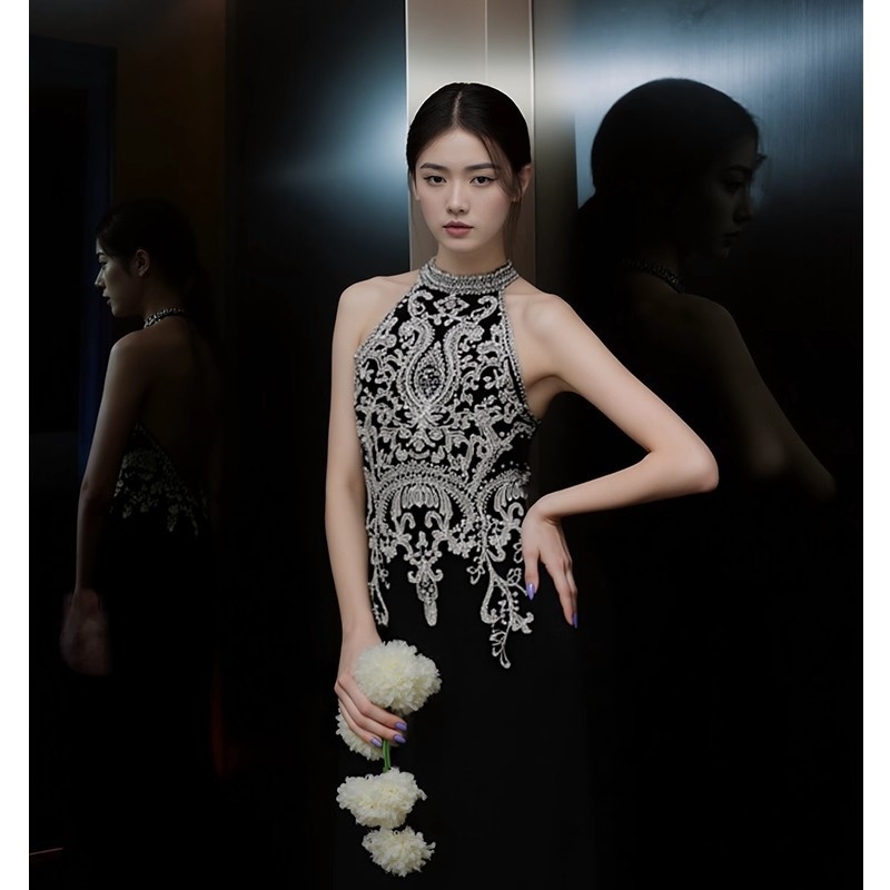 Rochie de seară neagră cu decolteu halter, elegantă și nobilă, din poliester, lungă, talie înaltă, fără mâneci; potrivită pentru logodnă, aniversări, banchete, evenimente corporative, recitaluri la pian și gazdă.