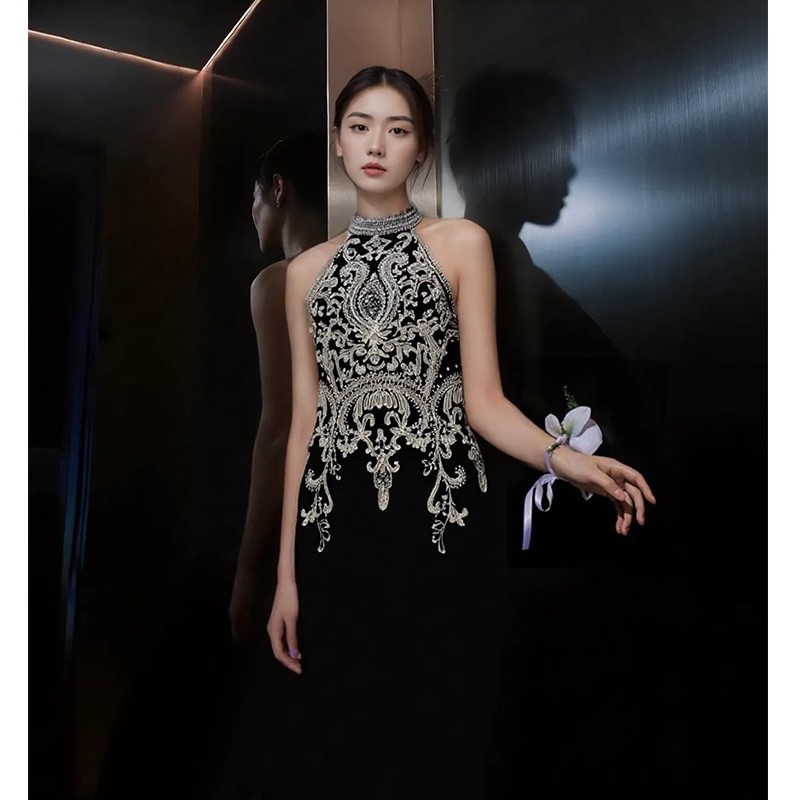 Rochie de seară neagră cu decolteu halter, elegantă și nobilă, din poliester, lungă, talie înaltă, fără mâneci; potrivită pentru logodnă, aniversări, banchete, evenimente corporative, recitaluri la pian și gazdă.