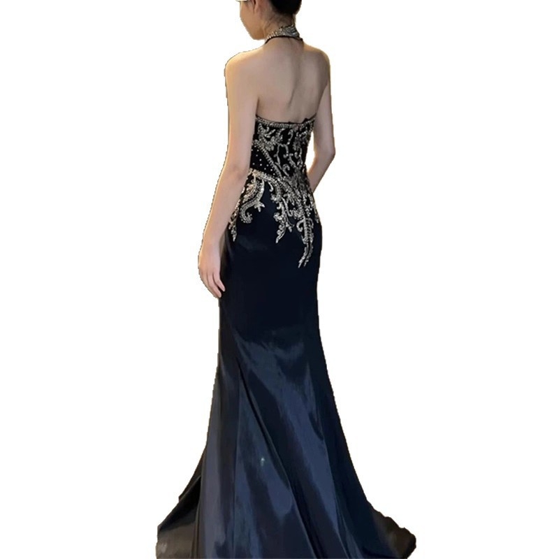 Rochie de seară neagră cu decolteu halter, elegantă și nobilă, din poliester, lungă, talie înaltă, fără mâneci; potrivită pentru logodnă, aniversări, banchete, evenimente corporative, recitaluri la pian și gazdă.