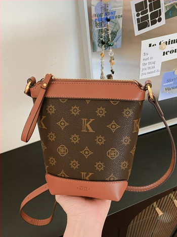 Trojfarebná kabelka Guti Koumi s veľkou kapacitou, crossbody vedrová taška