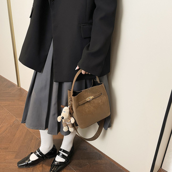 Geantă de damă crossbody, tip bucket, 2026 nou model, design monocrom versatil, simplă și stilată cu cataramă de închidere