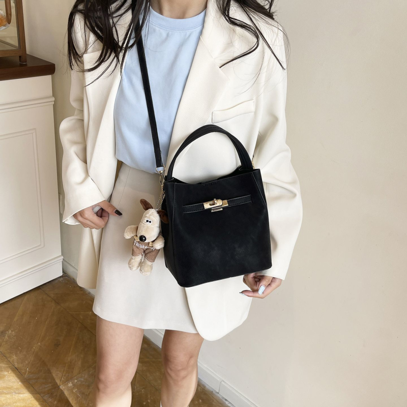 Geantă de damă crossbody, tip bucket, 2026 nou model, design monocrom versatil, simplă și stilată cu cataramă de închidere
