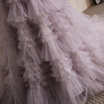Rochie de mireasă fără bretele, cu trenă, fustă în straturi în stil Mori – rochie de seară