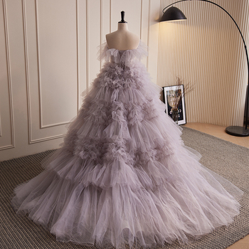 Rochie de mireasă fără bretele, cu trenă, fustă în straturi în stil Mori – rochie de seară