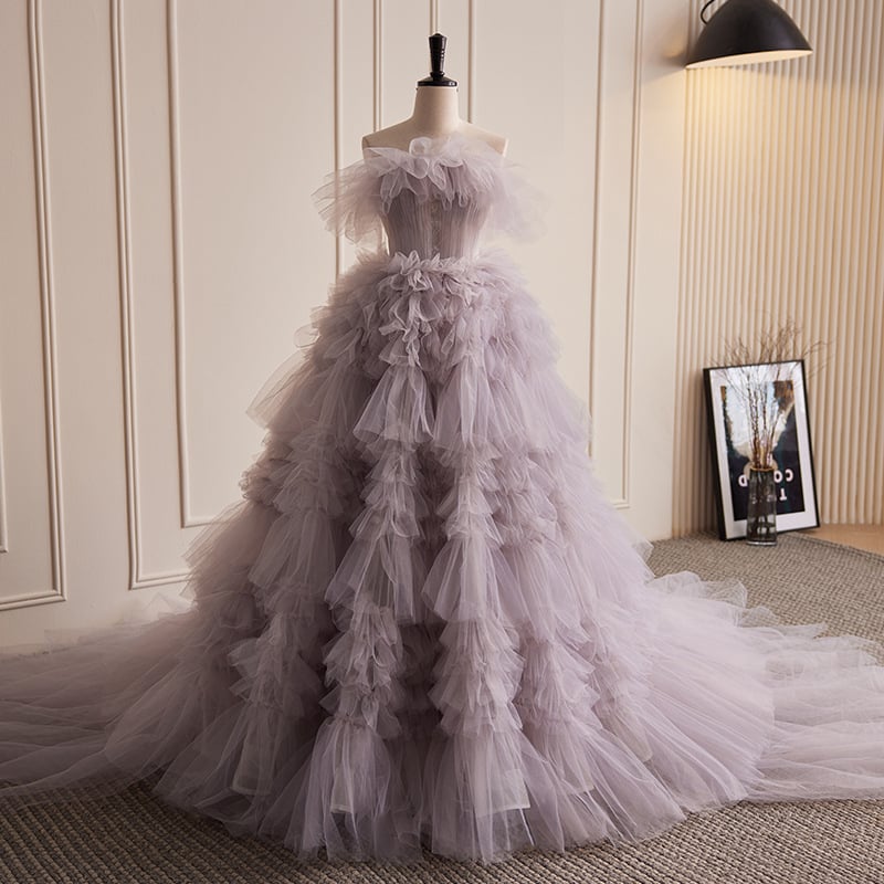 Rochie de mireasă fără bretele, cu trenă, fustă în straturi în stil Mori – rochie de seară