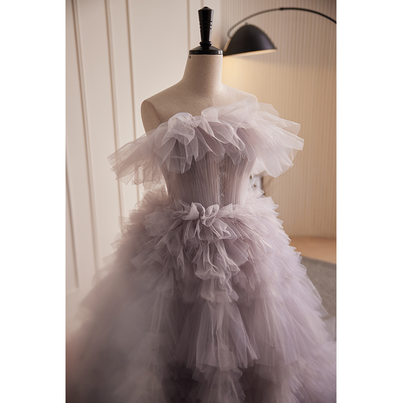 Rochie de mireasă fără bretele, cu trenă, fustă în straturi în stil Mori – rochie de seară