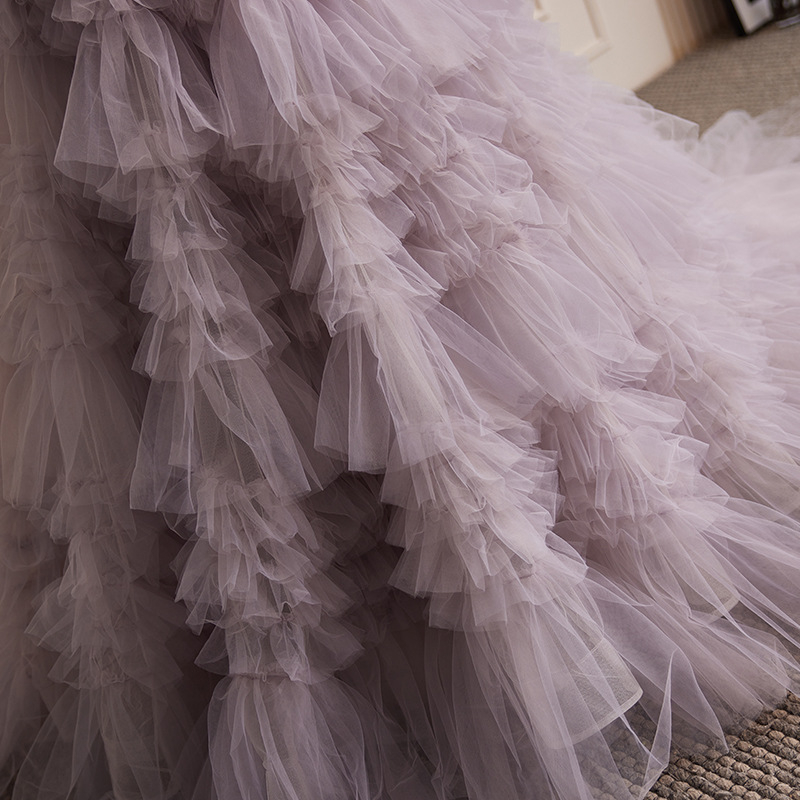 Rochie de mireasă fără bretele, cu trenă, fustă în straturi în stil Mori – rochie de seară