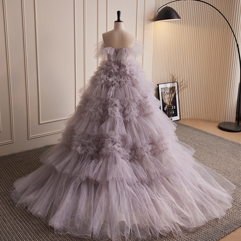 Rochie de mireasă fără bretele, cu trenă, fustă în straturi în stil Mori – rochie de seară