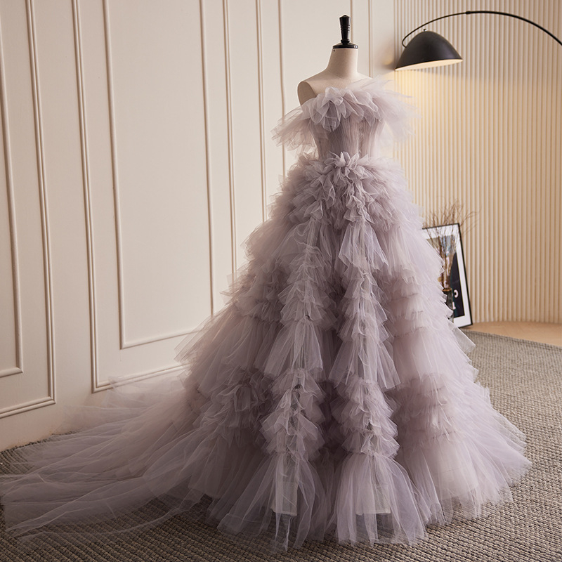 Rochie de mireasă fără bretele, cu trenă, fustă în straturi în stil Mori – rochie de seară