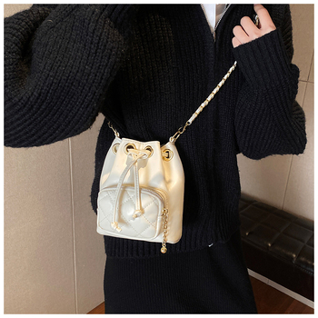 Geantă bucket cu lanț pentru femei – PU, închidere cu șnur, curea crossbody, organizator zilnic pentru telefon și cosmetice