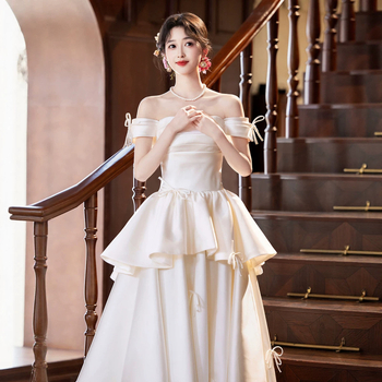 Rochie de mireasă din satin, cu un umăr, colecția 2026, albă, cu fustă de tul și funda