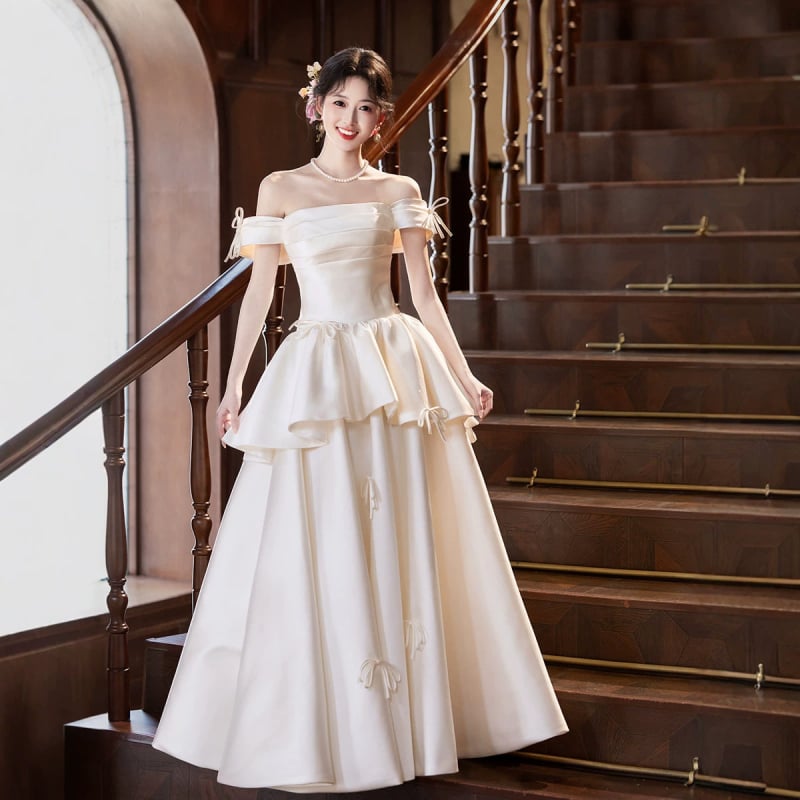 Rochie de mireasă din satin, cu un umăr, colecția 2026, albă, cu fustă de tul și funda