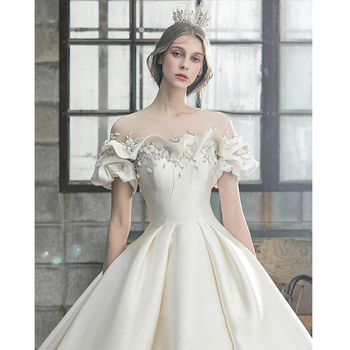 Rochie de mireasă din satin cu un umăr, trenă lungă, model primăvară 2026, stil vintage franțuzesc