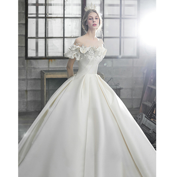 Rochie de mireasă din satin cu un umăr, trenă lungă, model primăvară 2026, stil vintage franțuzesc