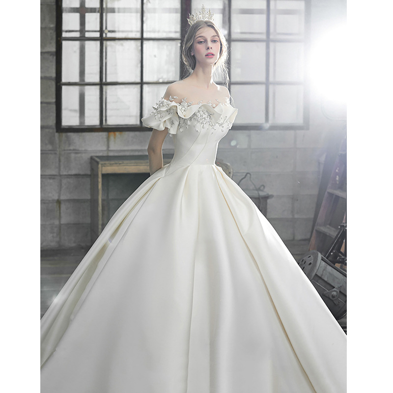 Rochie de mireasă din satin cu un umăr, trenă lungă, model primăvară 2026, stil vintage franțuzesc