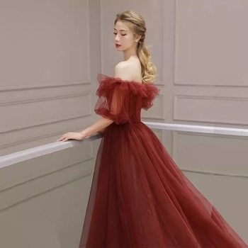 Rochie roșie de banchet pentru seară, cu umeri plini de volum și fustă din tul vaporos, rochie de mireasă, sexy și visătoare, elegantă