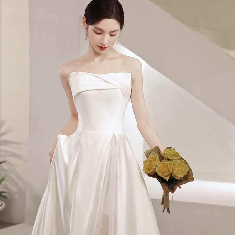 Rochie de seară albă cu decolteu pe un umăr pentru logodnă și nuntă, stil franțuzesc, elegantă pentru siluetă mică și ședințe foto în călătorii
