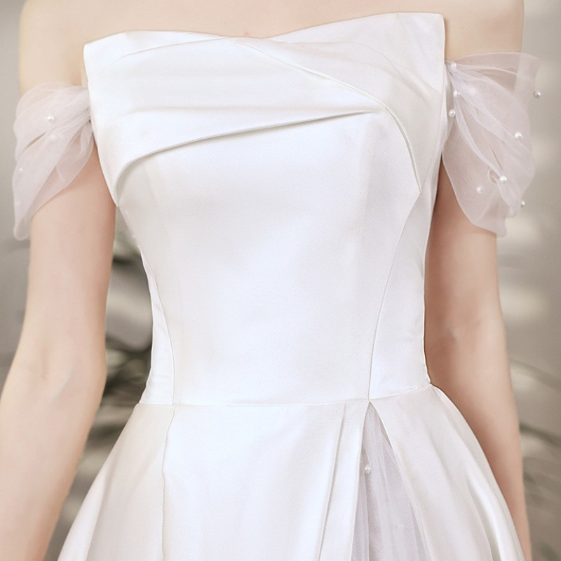 Rochie de seară albă cu decolteu pe un umăr pentru logodnă și nuntă, stil franțuzesc, elegantă pentru siluetă mică și ședințe foto în călătorii