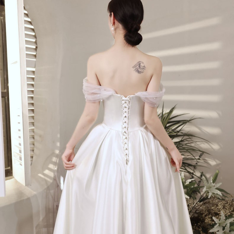 Rochie de seară albă cu decolteu pe un umăr pentru logodnă și nuntă, stil franțuzesc, elegantă pentru siluetă mică și ședințe foto în călătorii