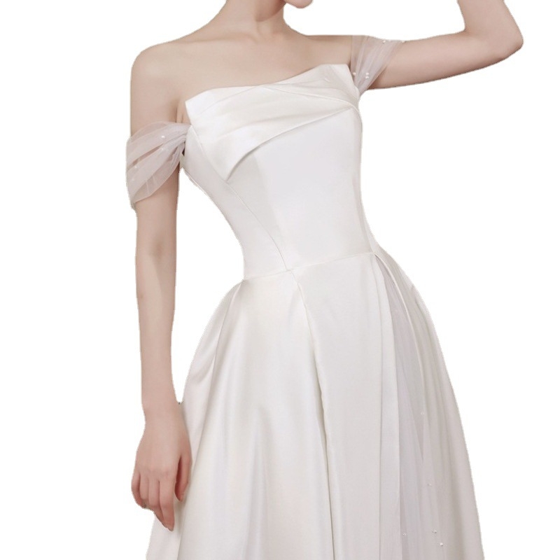 Rochie de seară albă cu decolteu pe un umăr pentru logodnă și nuntă, stil franțuzesc, elegantă pentru siluetă mică și ședințe foto în călătorii