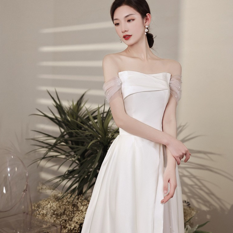 Rochie de seară albă cu decolteu pe un umăr pentru logodnă și nuntă, stil franțuzesc, elegantă pentru siluetă mică și ședințe foto în călătorii