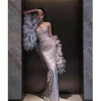 Rochie de mireasă gri cu pene, fără mâneci, lungă, însoțită de halat de dimineață, pentru petreceri de zi și reprezentații