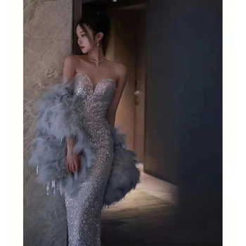 Rochie de mireasă gri cu pene, fără mâneci, lungă, însoțită de halat de dimineață, pentru petreceri de zi și reprezentații