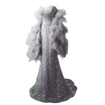 Rochie de mireasă gri cu pene, fără mâneci, lungă, însoțită de halat de dimineață, pentru petreceri de zi și reprezentații