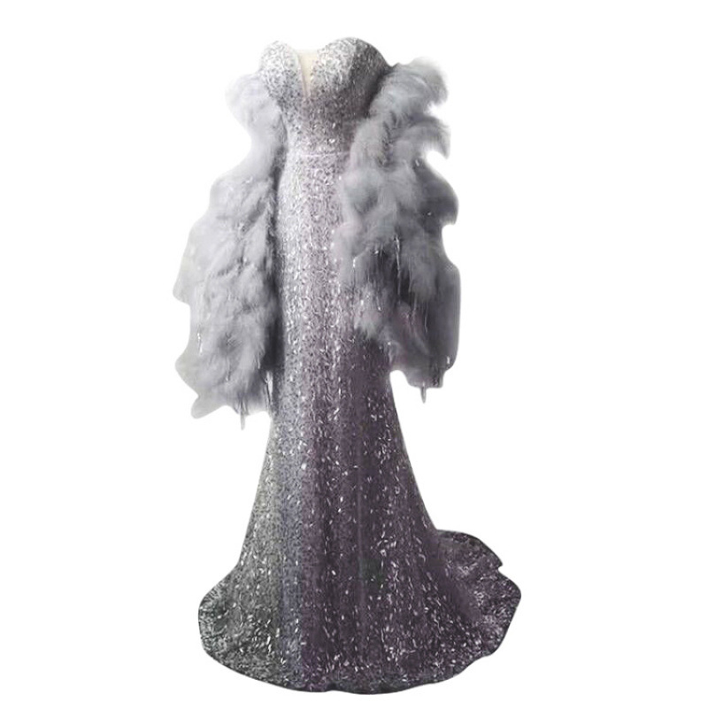 Rochie de mireasă gri cu pene, fără mâneci, lungă, însoțită de halat de dimineață, pentru petreceri de zi și reprezentații