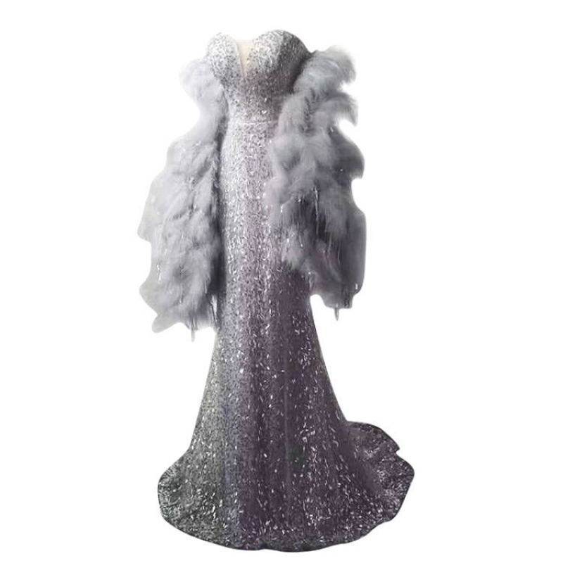 Rochie de mireasă gri cu pene, fără mâneci, lungă, însoțită de halat de dimineață, pentru petreceri de zi și reprezentații