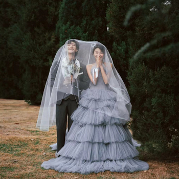 Rochie de mireasă ușoară pentru ședință foto în stil Mori din pădure – tul colorat, fără bretele, fără mâneci, talie înaltă, lungă