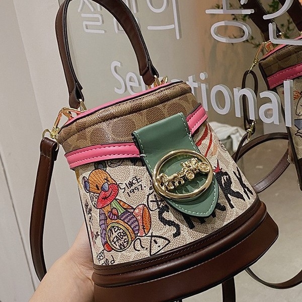 Geantă bucket 2024 nouă, design cu urs de desene animate, model graffiti, formă cilindrică, geantă de umăr premium