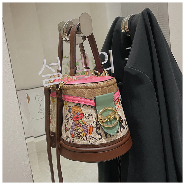Geantă bucket 2024 nouă, design cu urs de desene animate, model graffiti, formă cilindrică, geantă de umăr premium