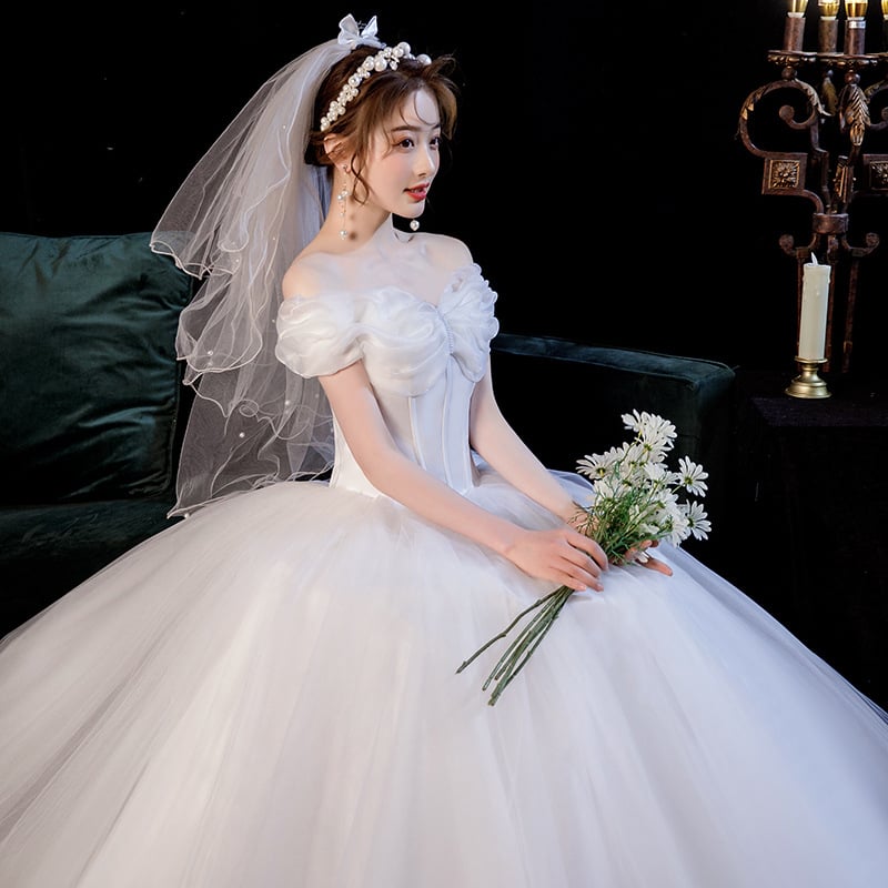 Rochie de mireasă personalizată, cu umeri goi și bretele subțiri, fustă voluminoasă până la podea din organza