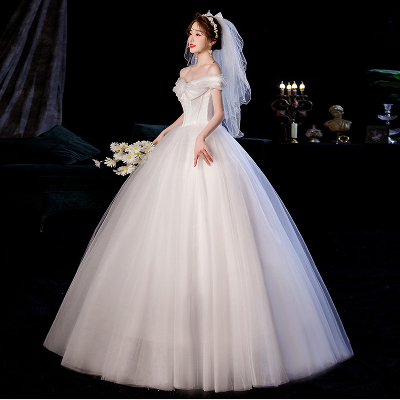 Rochie de mireasă personalizată, cu umeri goi și bretele subțiri, fustă voluminoasă până la podea din organza