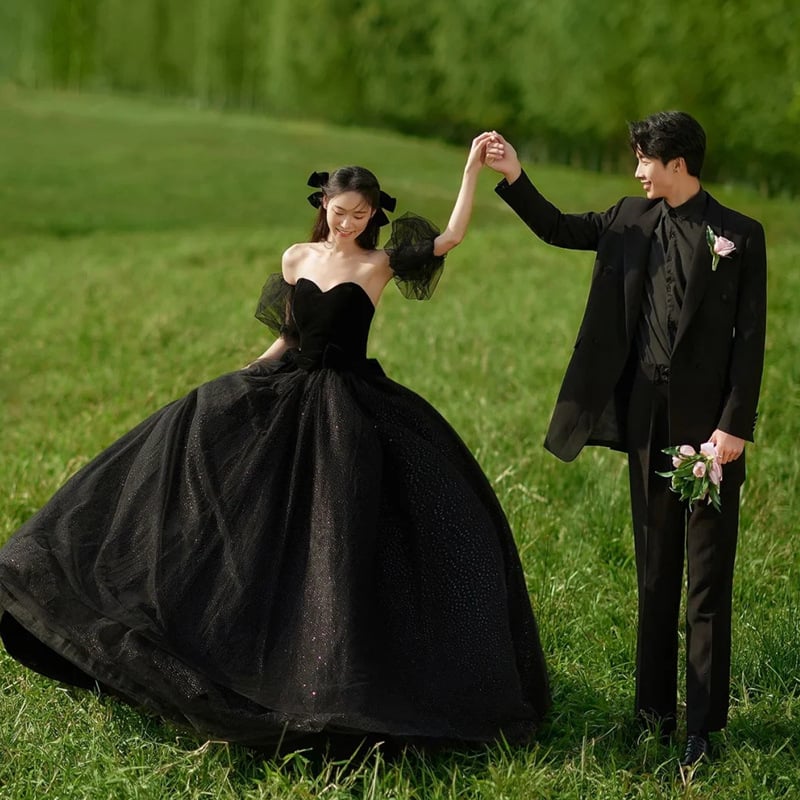 Rochie de mireasă neagră, fără bretele, cu tren lung, pentru ședințe foto în natură, în stil pădure